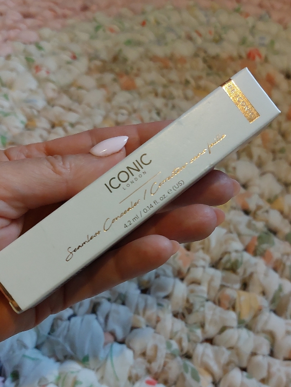 Iconic London Seamless Concealer In LIGHT